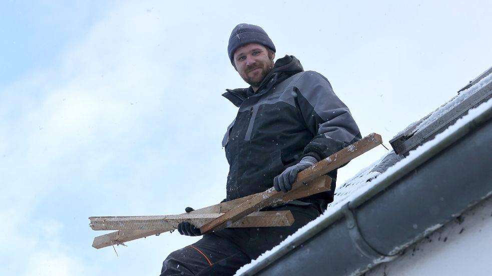 Christian Kuhlmann ist einer der Handwerker, die mit der Entkernung der Gebäude beauftragt sind. Zu tun haben er und seine Kollegen genug. Foto: Hock