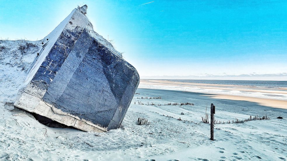 Kurz vor Weihnachten ist der Betonklotz auf den Strand im Borkumer Ostland gekippt. Foto: Ferber