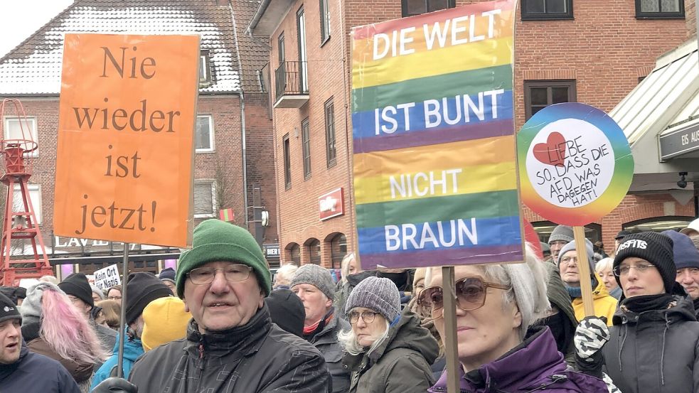 Viele Teilnehmerinnen und Teilnehmer äußerten ihre Forderungen auf Plakaten und Transparenten. Foto: H. Müller