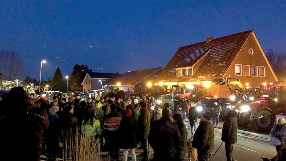 Unter den Protestierenden in Ostrhauderfehn waren nicht nur Landwirte. Mehr als 300 Menschen aus unterschiedlichsten Berufsgruppen versammelten sich vor dem Vereinsheim, um Kevin Kühnert zu empfangen. Foto: Kruse