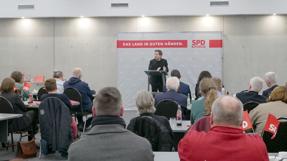 Kevin Kühnert war Ehrengast auf dem Neujahrsempfang der SPD-Ortsgruppe Osterfehn. Vor seiner Rede sprach er mit Landwirten. Foto: Kruse