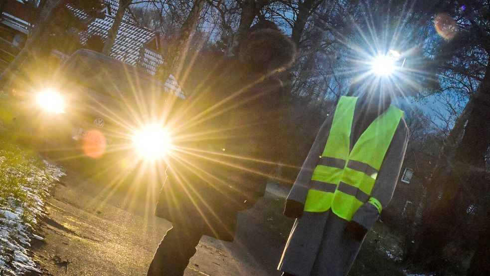 Wer dunkel angezogen ist, ist im Winter nur schlecht zu sehen. Foto: Ortgies