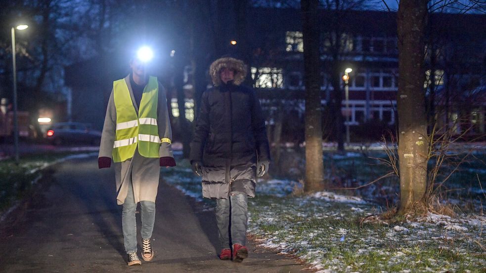 Mit einer Weste mit Leuchtstreifen und hellerer Kleidung ist man für andere besser sichtbar. Eine Stirnleuchte fällt zusätzlich auf. Foto: Ortgies