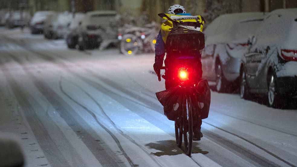 Für Radfahrer gibt es nur eins: Die Beleuchtung muss bei Wind und Wetter funktionieren. Foto: Sebastian Gollnow/dpa