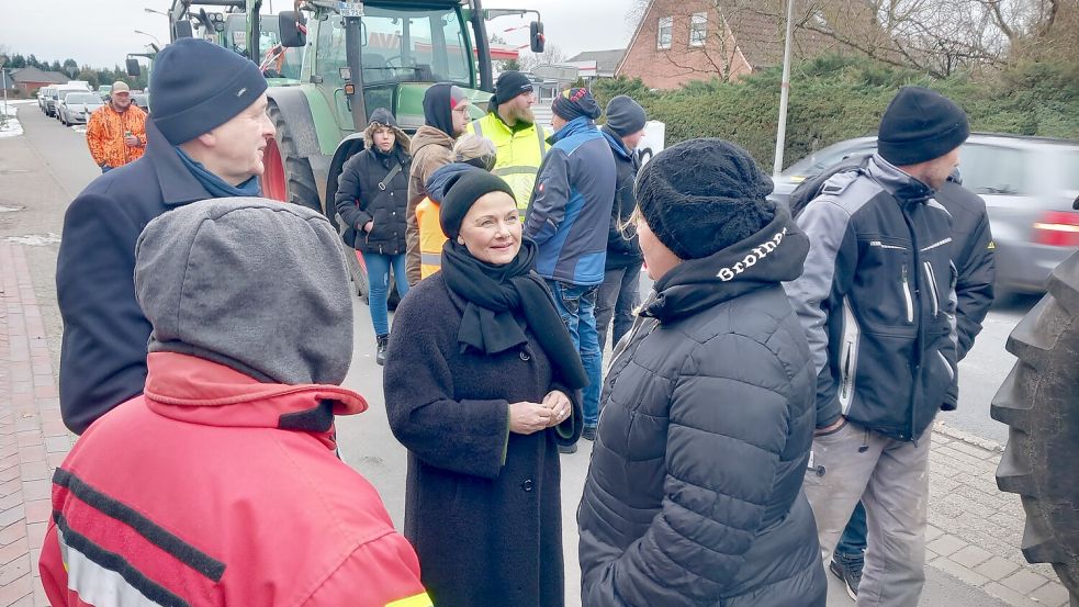 In Flachsmeer war der Neujahrsempfang der CDU Westoverledingen Ziel einer Kundgebung von Landwirten und anderen Berufsgruppen. Dort nahm sich die Bundestagsabgeordnete Gitta Connemann viel Zeit, um mit den Menschen zu sprechen. Foto: Scherzer