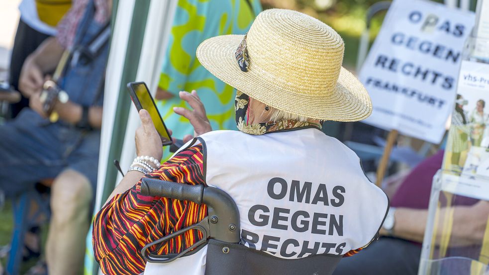 Eine Anhängerin des Aktionsbündnisses "Omas gegen Rechts" tippt auf ihrem Smartphone. In Leer soll eine neue Regionalgruppe gegründet werden. Foto: Andreas Arnold/dpa