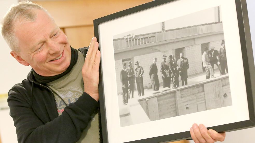 Uwe Pielstricker hat früher als Bademeister im Wiesmoorer Hallenbad gearbeitet. Jetzt hat er als Archivar mit seiner Geschichte zu tun. Foto: Böning