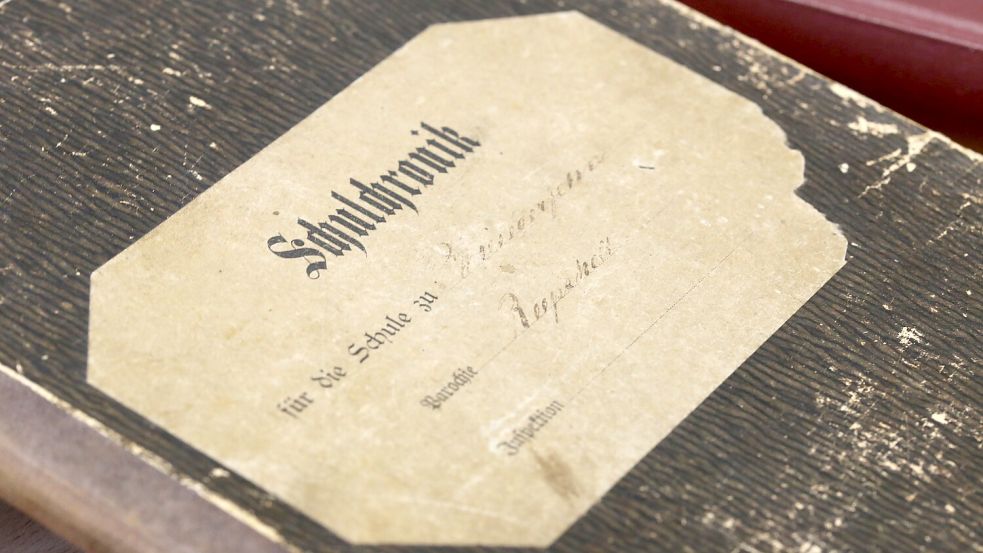 Auch alte Schulchroniken sind bereits in das Archiv der Blumenstadt aufgenommen worden. Foto: Böning