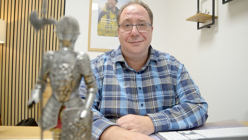 In Michael de Vries‘ Büro lässt nicht viel darauf schließen, dass der Pewsumer ein Ritter ist. Nur eine kleine Figur gibt einen Hinweis. Foto: Hillebrand