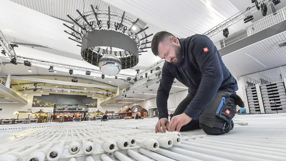 Alexander Graz ist dabei, die Rohre für die Kühlflüssigkeit zu verbinden. Fotos: Ortgies