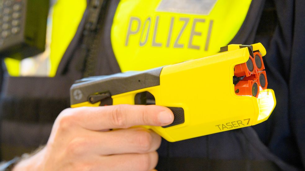 Taser bei der Polizei: Mit Stromstößen aus der Distanz können Polizisten potenzielle Angreifer außer Gefecht setzen. In Niedersachsen allerdings ist der Einsatz von Tasern bislang nicht vorgesehen. Foto: Soeren Stache/dpa-Zentralbild/dpa