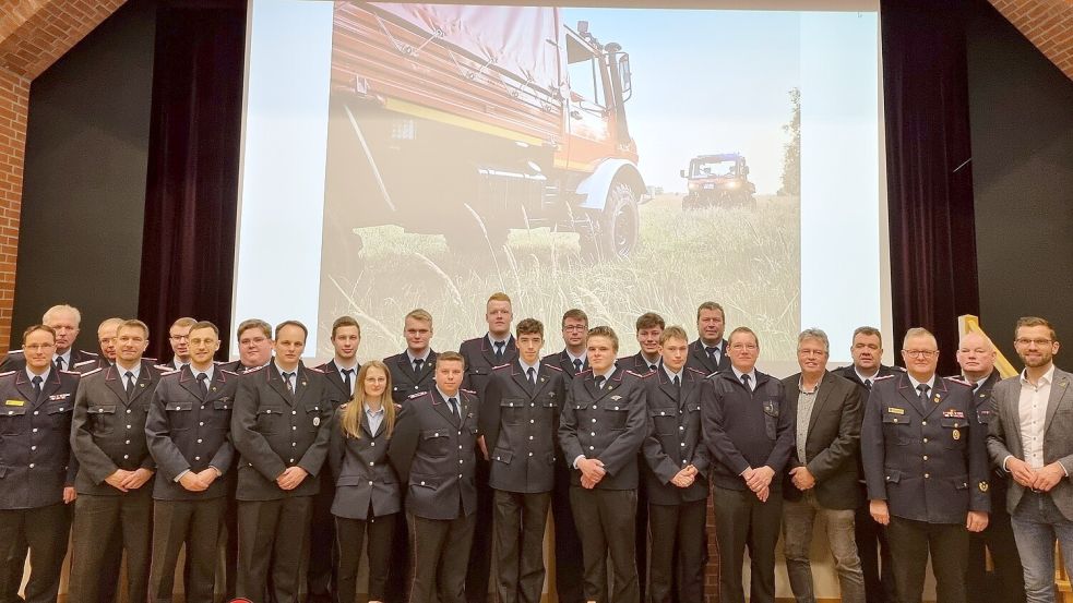 Einsatzkräfte, Geehrte und Gäste stellten sich bei der Jahreshauptversammlung in der KGS Wiesmoor für ein gemeinsames Foto auf. Foto: privat