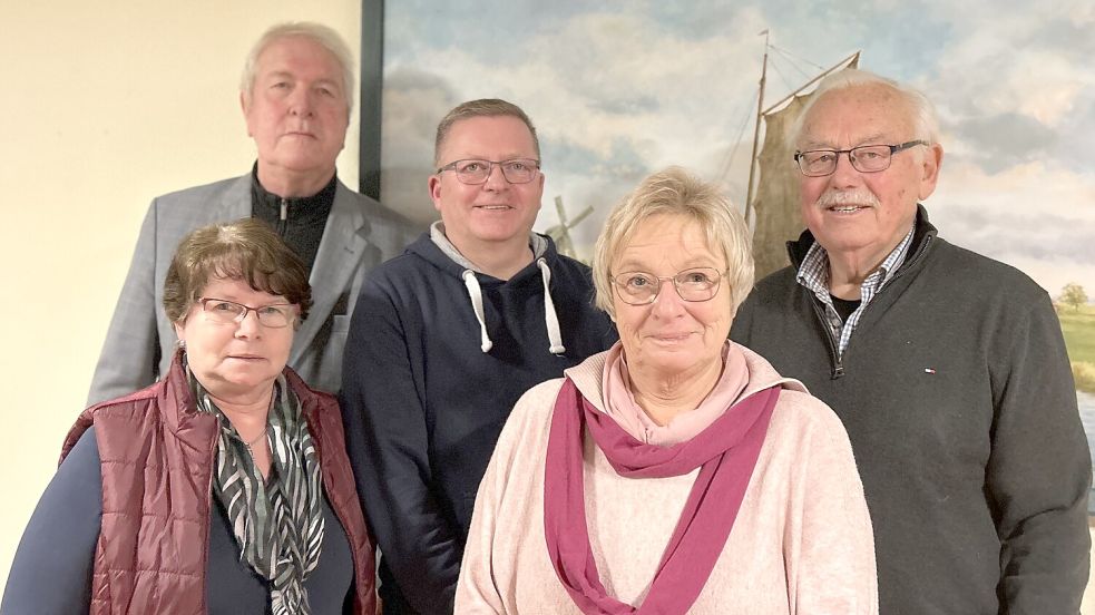 Helmut Roß (von links), Jutta Rodow, Sieger Goldenstein, Gertrud Rantzen und Theo Cirksena bilden den neuen Vorstand des Ortsvereins der Awo in Pewsum. Foto: Weiden