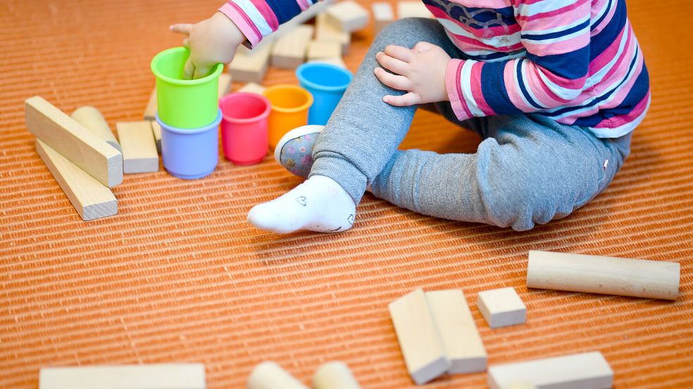 Die Frage der Kinderbetreuung vor dem Grundschulalter ist in der Krummhörn besonders drängend. Symbolfoto: Anspach/DPA