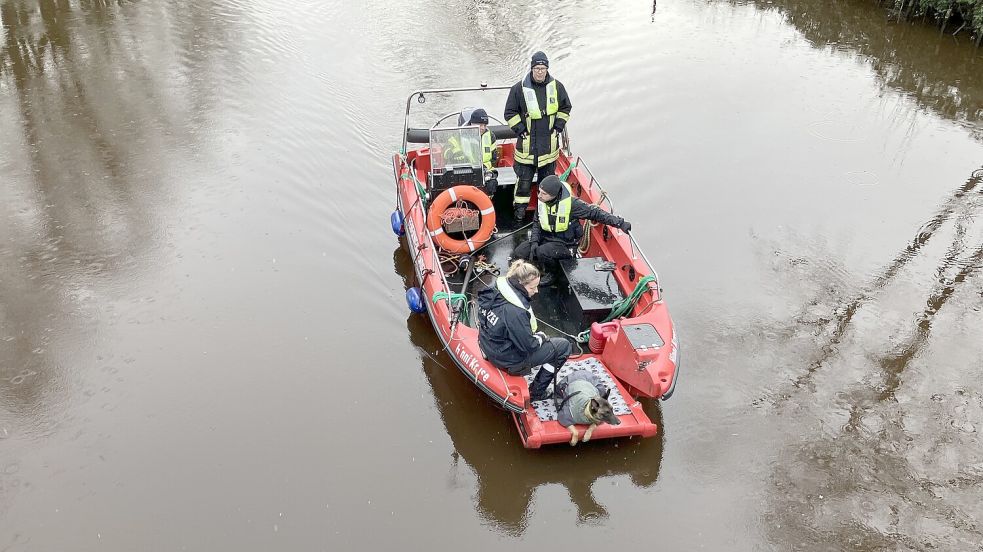 Feuerwehr und Polizei hatten unter anderem mit einem Suchhund nach dem verunglückten Mann gesucht. Foto: Schuurman/Archiv