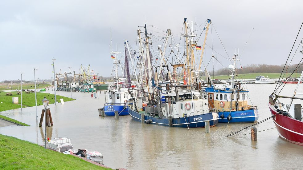 Der Hafen in Greetsiel stand im Dezember mehrfach unter Wasser. Foto: Wagenaar/Archiv
