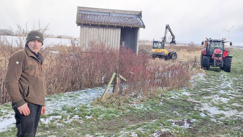 Jagdpächter Hero Schulte aus St. Georgiwold verfolgt die Landschaftspflegearbeiten mit kritischem Blick. Foto: Gettkowski