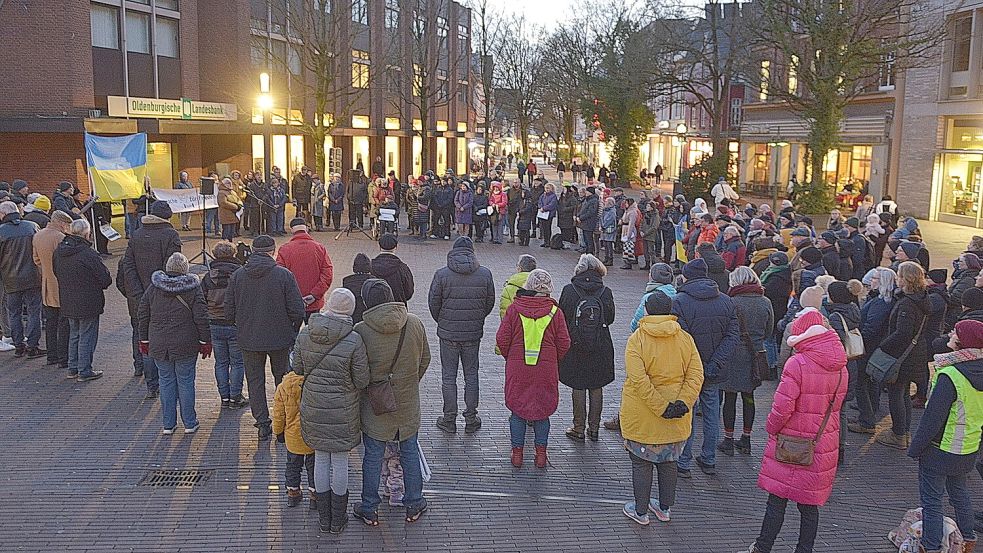 Die Leeraner bildeten eine großen Kreis und sangen gemeinsam Friedenslieder. Foto: Privat