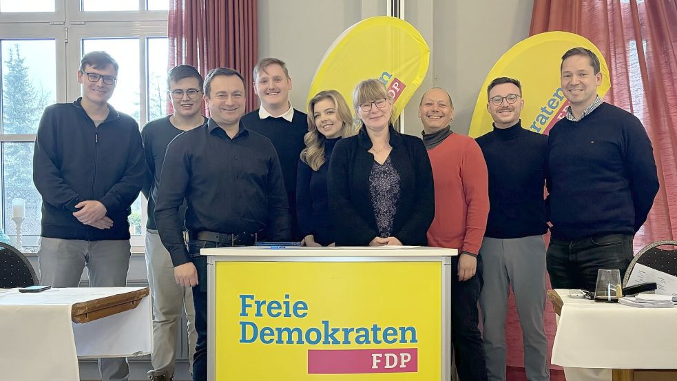 Den Vorstand des Kreisverbandes bilden (hinten, von links) Jannes Goldenstein-Schwitter, Joel Günther Hendrik Hartmann, Maren Casjens, Konstatin Holzer, Hendrik Schipper, Christoph Volkamer sowie (vorne am Pult) Helmut Emkes und Anne Werra Venzke. Nicht auf dem Bild sind Sarah Buss und Jannis König. Foto: privat