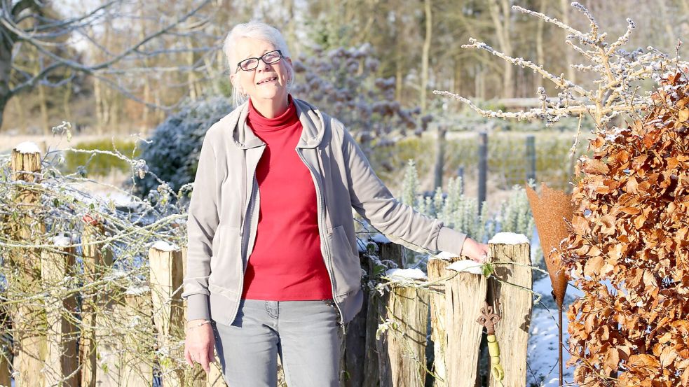Wiltraud Gröger im Garten in Spetzerfehn. Seit 25 Jahren lebt die 73-Jährige mit einer Spenderniere. Foto: Böning
