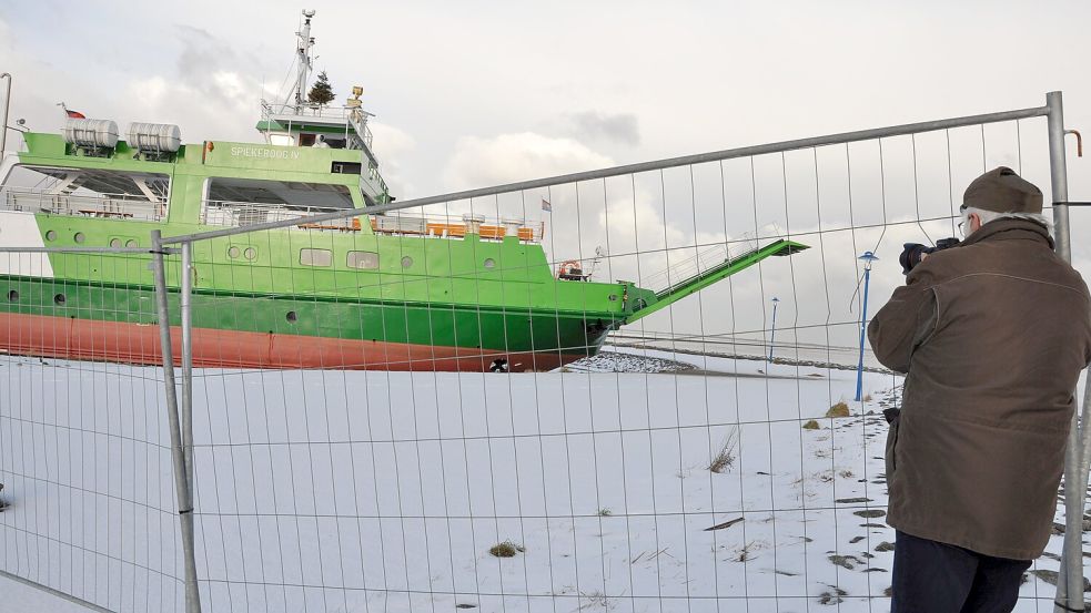 Seit ihrer Havarie kurz vor Weihnachten ist die „Spiekeroog IV“ eines der beliebtesten Fotomotive Neuharlingersiels. Foto: Ullrich