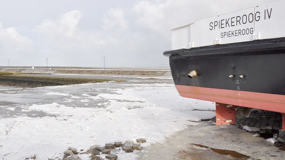 Seit dem 22. Dezember 2023 liegt die „Spiekeroog IV“ auf einem Parkplatz nahe ihres eigentlichen Liegeplatzes. Foto: Ullrich