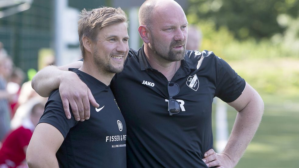 Trainer Matthias Voss (rechts) bleibt an Bord. Auch mit den Co-Trainern (links Ralf Ludwigs) soll es nach dem Wunsch des Vereins weitergehen. Foto: Doden/Emden