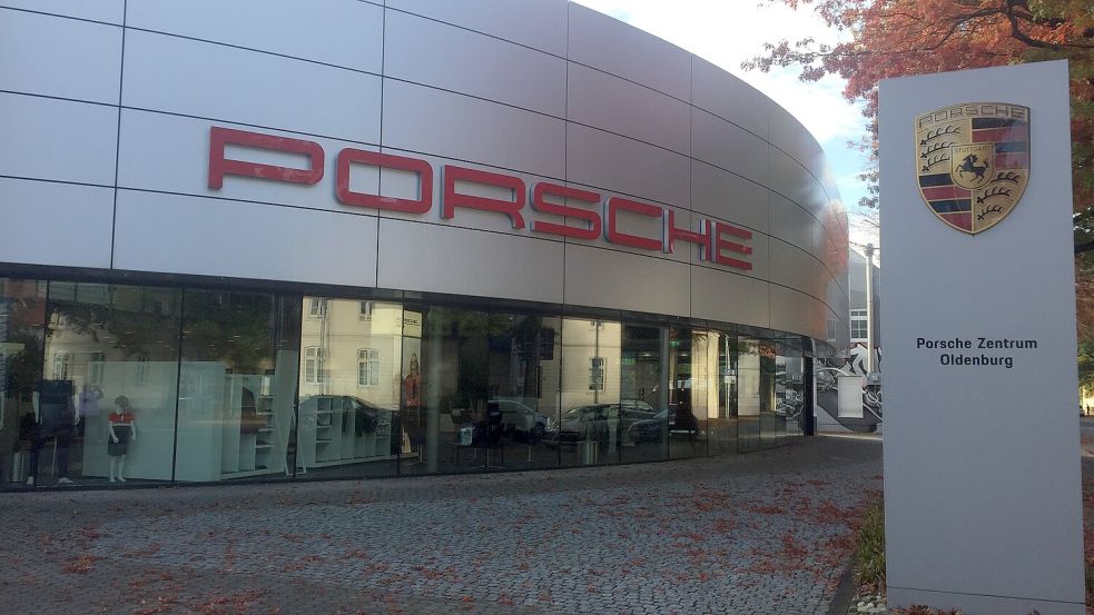 Das Bremer Fahrzeughaus Schmidt + Koch AG betreibt bereits Porsche-Zentren in Bremen und Oldenburg. Jetzt wird ein sogenannter Porsche-Satellit, die etwas kleinere Form eines Porsche-Zentrums, in Leer eröffnet. Foto: Mielcarek/Archiv