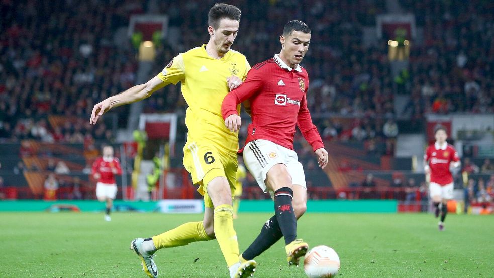 Eugeniu Gliga, Neuzugang von Germania Leer, kam zu einem Kurzeinsatz gegen Cristiano Ronaldo. Auf diesem Bild ist Stjepan Radeljic (FC Sheriff Tiraspol) mit dem Superstar zu sehen. Foto: IMAGO / Shutterstock