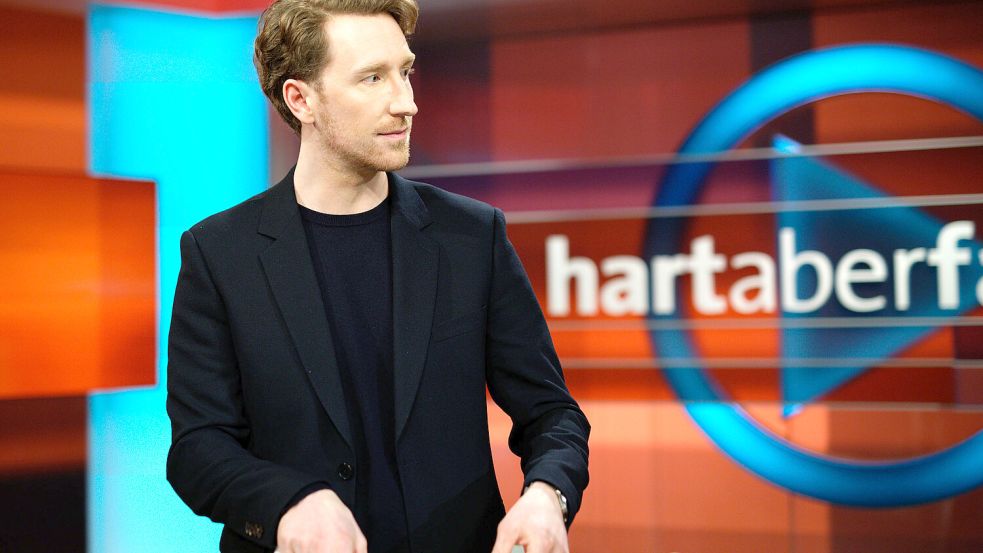„Hart aber fair“-Moderator Louis Klamroth begrüßt seine Gäste nach der Winterpause in einem neuen Studio. Foto: dpa/Carsten Koall