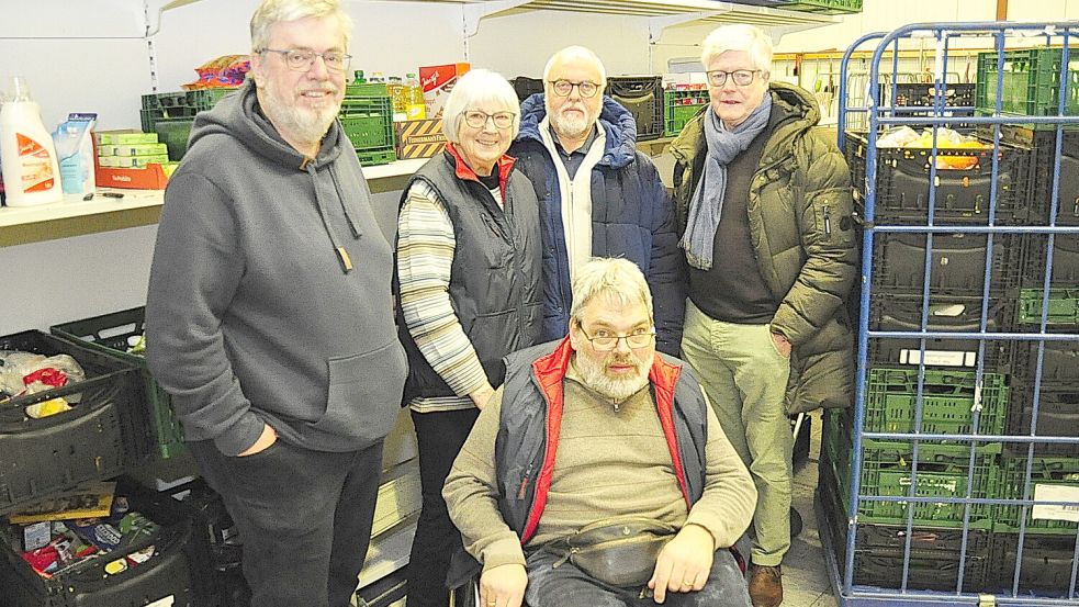 Andreas Bartels (von links), Tafel-Helferin Heidi Lüdemann, Ralph Knöfler, Fritz Rudolf Brahms und Andreas Poppen (vorne) zogen eine Bilanz der Spendenaktion. Foto: Wolters