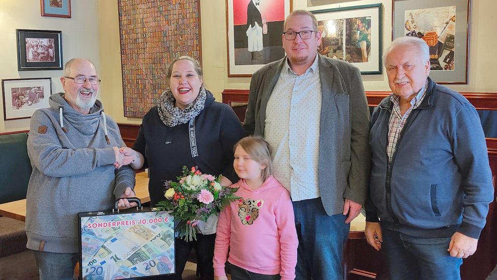 Das Foto zeigt (von links): Uwe Hellmann vom Verein Goede Verwachting der Emder Kaufleute, Tanja Hinz mit Tochter Johanna und Lebensgefährten Hendrik Wiza sowie Wilhelm Eilers, Vorsitzender von Goede Verwachting. Foto: Privat
