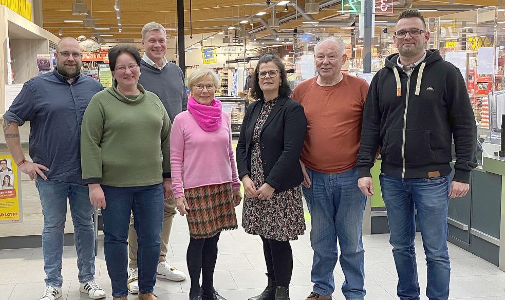 Über die erfolgreiche Aktion freuen sich (von links): Sven Hahn, Sandra Groth und Ulf Thiele (Förderverein), die Lions-Mitglieder Brigitte Gerdes, Katja Welsch und Ayelt Peters sowie Edeka-Marktleiter Dennis Schoon. Foto: privat