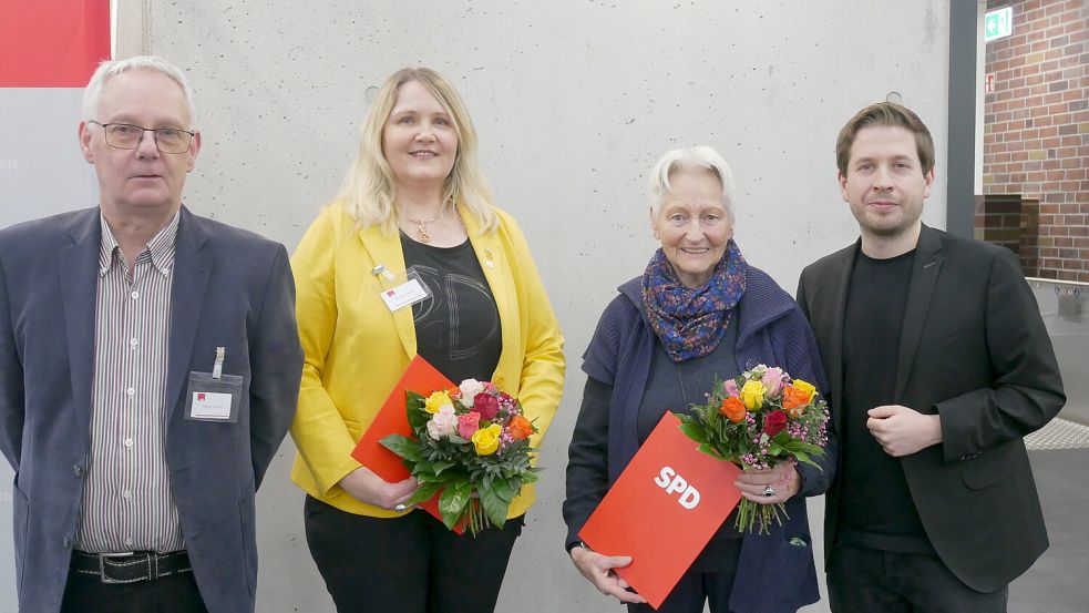 Zwei Frauen wurden für langjährige Mitgliedschaft in der SPD geehrt (von links) Co-Vorsitzender Holger Schorn, Marlene Marks, Gerda Ulpts und Kevin Kühnert. Foto: Kruse