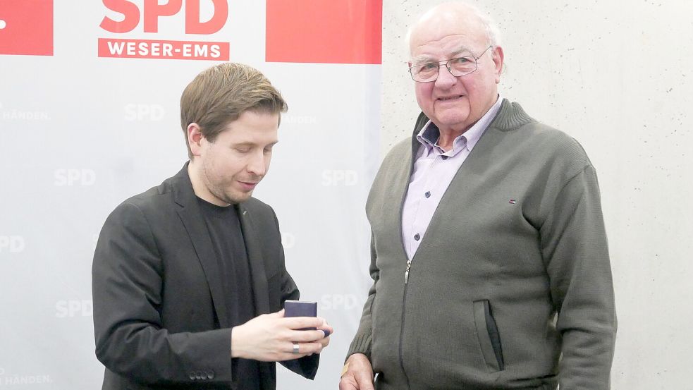 SPD-Generalsekretär Kevin Kühnert überreicht die Medaille an Bernd Revens. Foto: Kruse