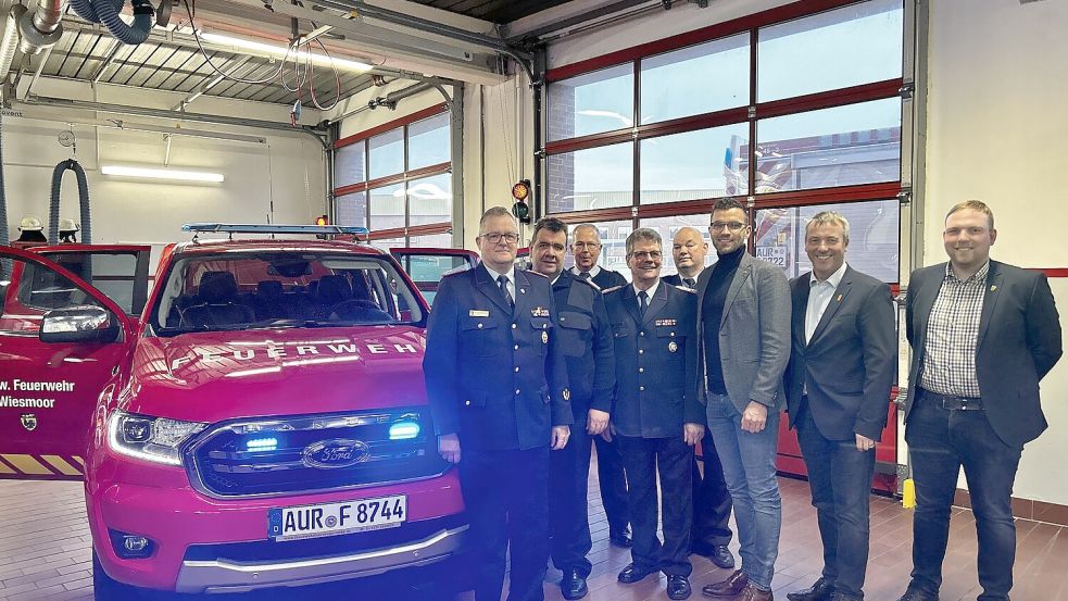 Wiesmoorer Feuerwehrleute und ihre Gäste präsentieren den Ford Ranger. Foto: privat
