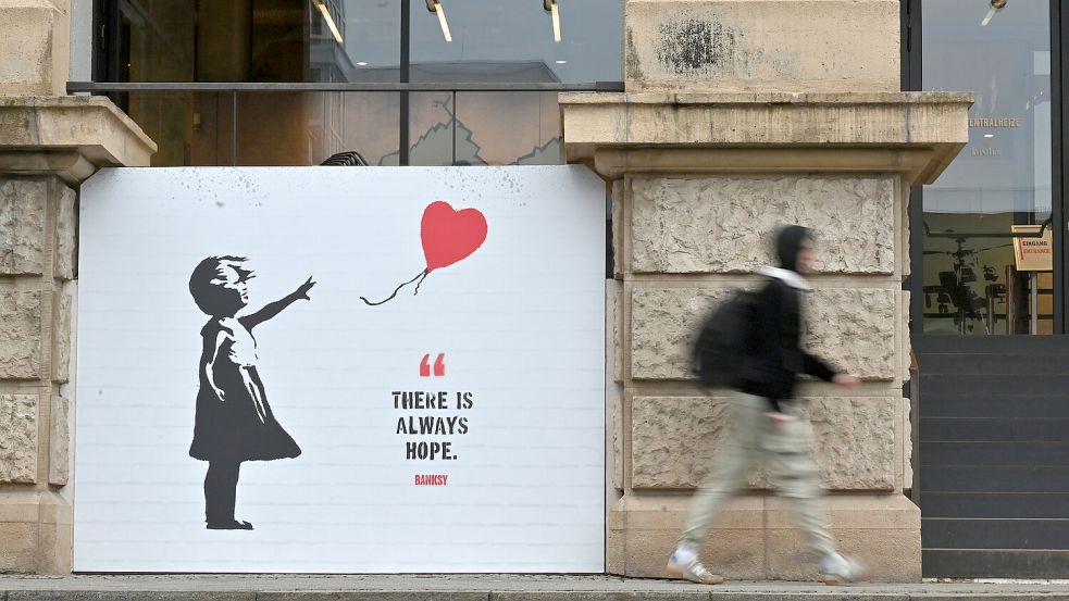 Das Mädchen mit dem roten Luftballon in Herzform ist eines der bekanntesten Bilder von Banksy. Foto: dpa/Schutt