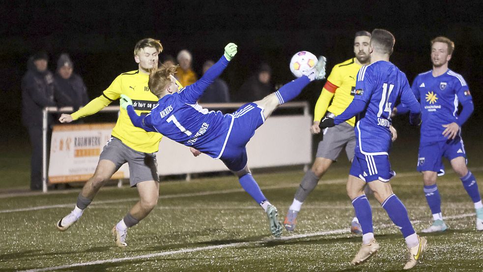 Pascal Steinwender traf in Halbzeit eins fast spektakulär. Der Ball ging aber über das Tor. Foto: Doden/Emden