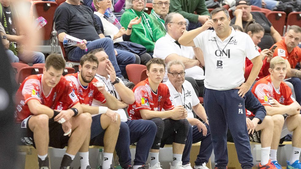 Trainer Pedro Alvarez wird den OHV nach Ende der Saison verlassen. Die Frage ist, wie die Mannschaft darauf reagieren wird. Archivfoto: Doden/Emden