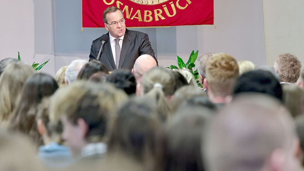 Verteidigungsminister Boris Pistorius sprach am Donnerstag mit Schülern des Osnabrücker Gymnasiums Carolinum über die Wiedereinsetzung der Wehrpflicht. Foto: Jörn Martens