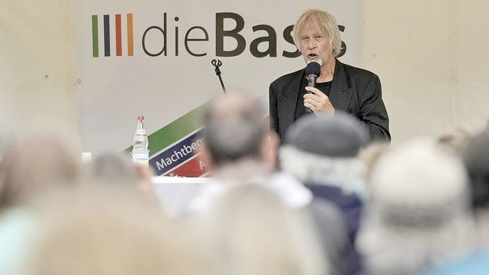 Wolfgang Wodarg im Wahlkampf für die Querdenker-Partei „Die Basis“ in Flensburg. Foto: Marcus Dewanger