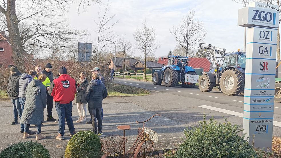 Diskussion neben den Schleppern: Der Austausch war rege am Donnerstagmittag vor dem Verlagsgebäude. Foto: Terhorst