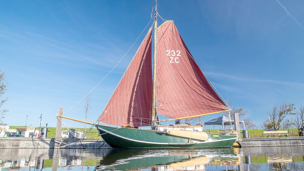 Das Plattbodenschiff „Pandion“ ist das erste, das im Kurpark seinen Dauerliegeplatz gefunden hat. Gäste können voraussichtlich ab Ostern hier übernachten. Foto: Stöver/Kurverein Neuharlingersiel