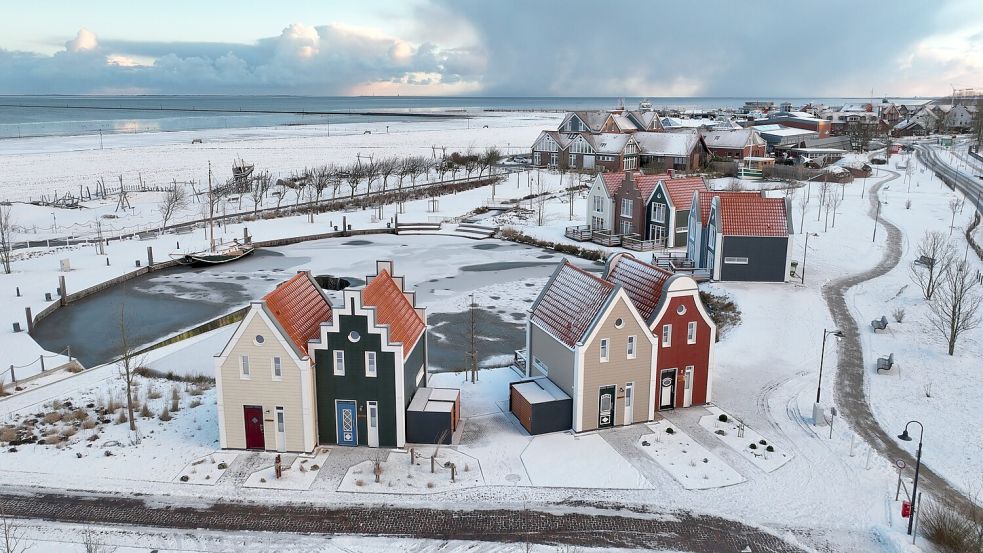 Eine Drohnenaufnahme zeigte den See im Kurpark von oben. Links liegt die "Pandion", am Ufer reihen sich zudem die neun neuen Fischerhäuschen genannten Tiny Houses teils lose aneinander. Foto: Kurverein Neuharlingersiel