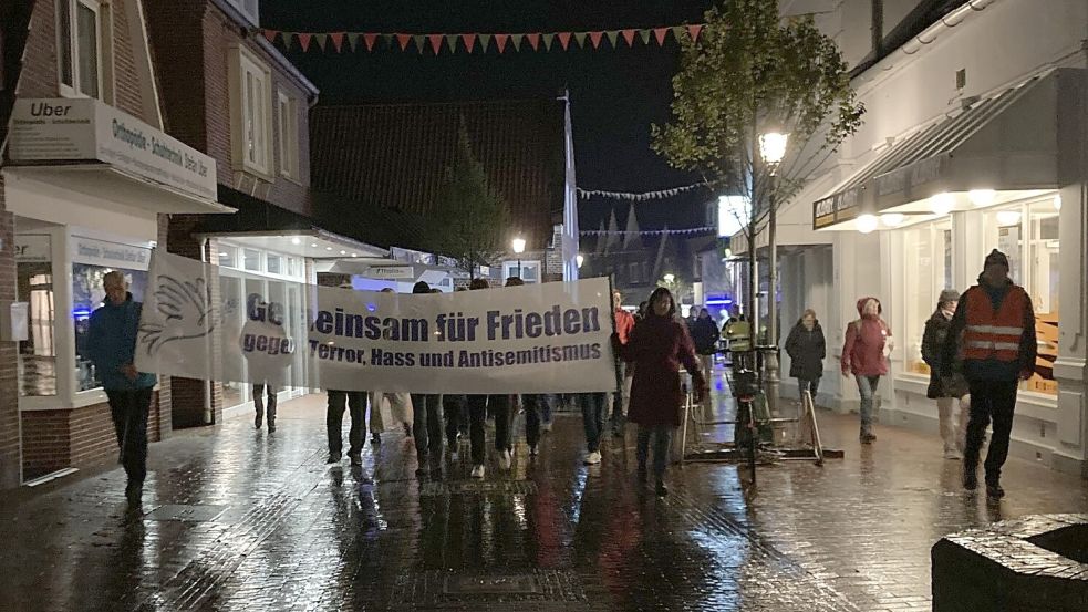 Vor den Kundgebungen am Kreishaus zog der Demonstrationszug durch die Wittmunder Innenstadt. Foto: Oltmanns