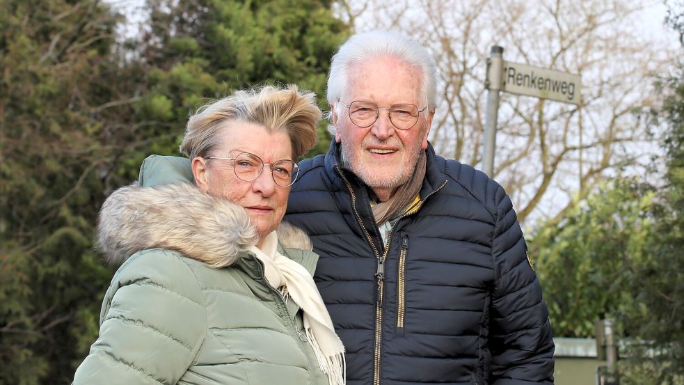 Eine steife Briese von vorn und etwas Unschärfe gegen den grünen Bewuchs auf dem Straßenschild: Sigrid und Klaus Renken vor „ihrem“ Straßenschild. Foto: Böning