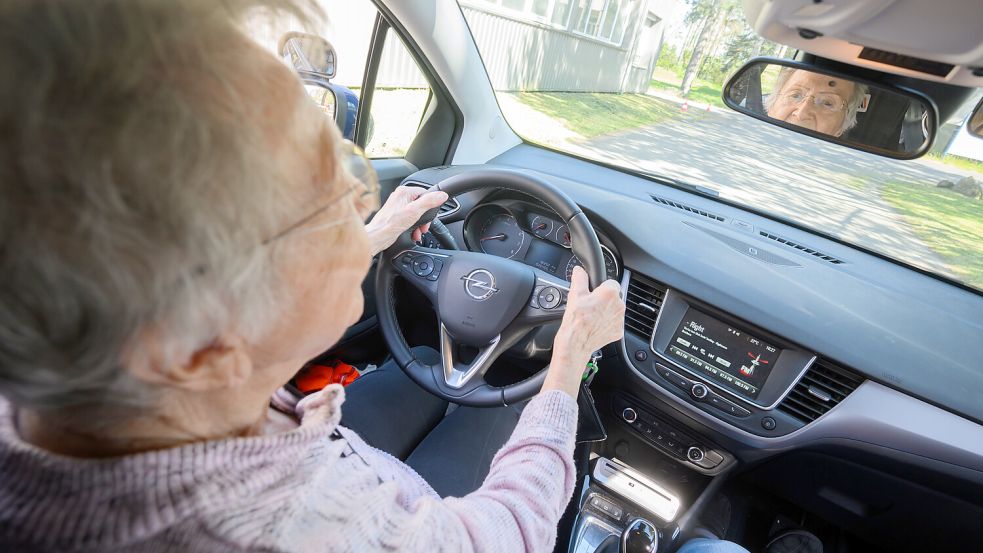 Müssen ältere Menschen regelmäßig zu Fahrtests oder Medizinchecks? Darüber wird aktuell diskutiert. Foto: Julian Stratenschulte/dpa