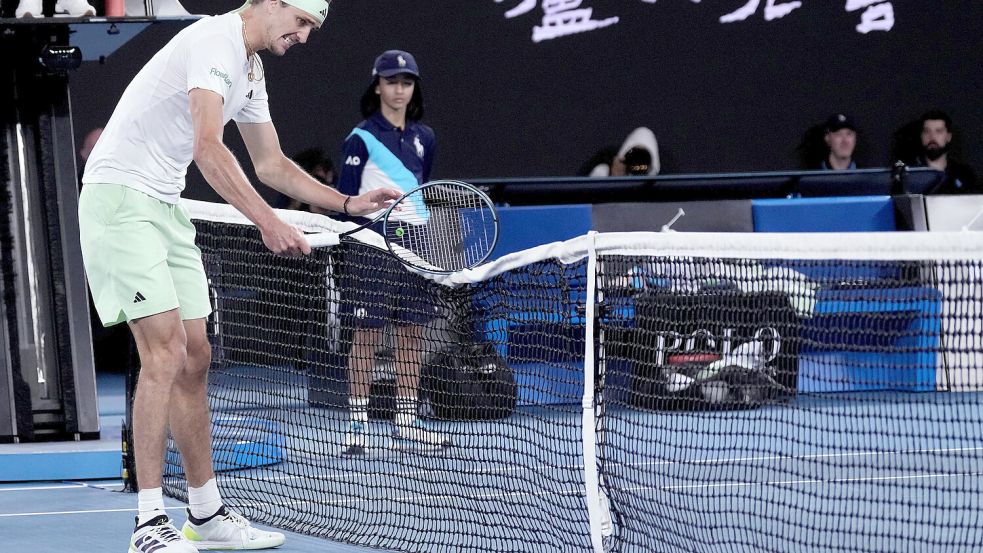 Kassierte im Halbfinale der Australian Open eine Verwarnung von der Schiedsrichterin, als er mit dem Schläger auf das Netz schlug und dieses aus der Verankerung riss: Tennisprofi Alexander Zverev. Foto: Alessandra Tarantino