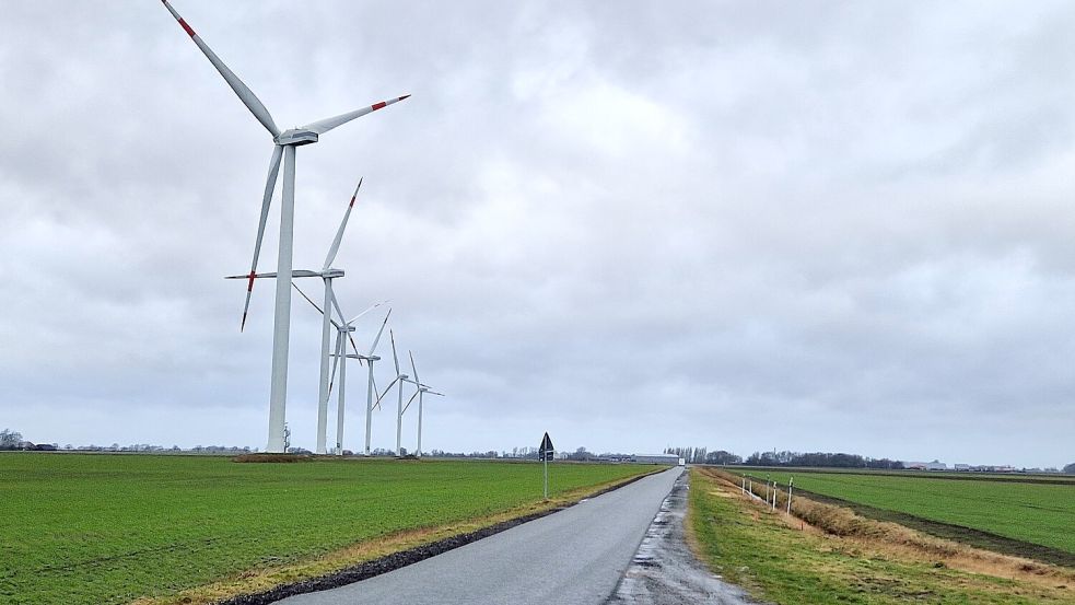 Am Heerenweg in Bunde stehen bereits sechs Anlagen. Sie liefern Strom, der den Verbrauch von 20.000 Haushalten deckt. Der Windpark in Bunderhee umfasst neun Anlagen. Foto: Gettkowski
