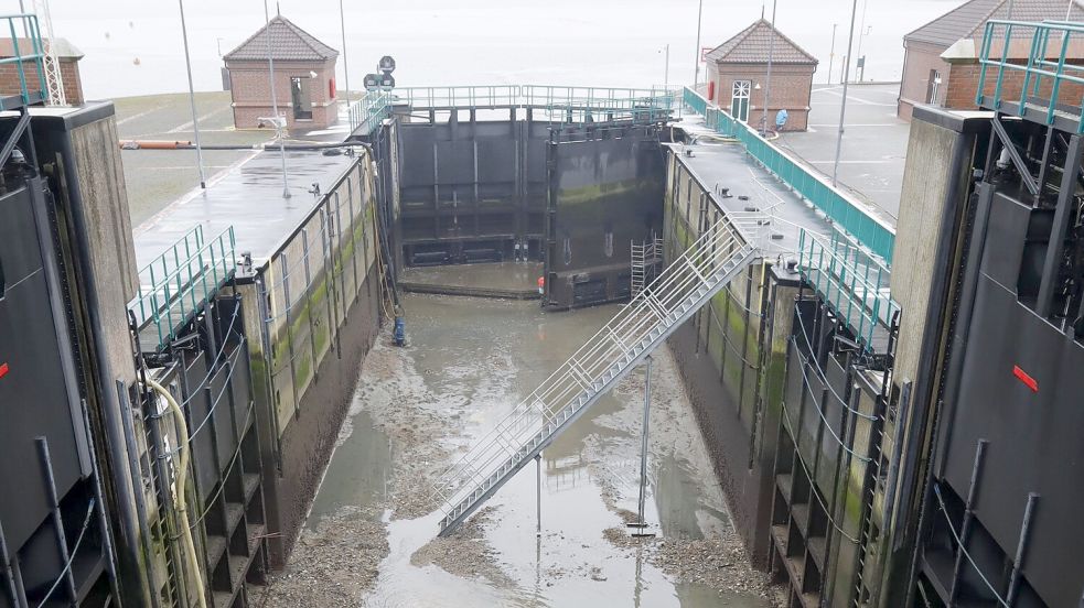 Für routinemäßige Wartungsarbeiten wird die Schleuse Leysiel etwa alle zwei Jahre für rund drei Wochen vollständig trockengelegt. Über eine Treppe können die Mitarbeiter des NLWKN dann den Boden der Schleuse erreichen, um die erforderlichen Reinigungen und Kontrollen vorzunehmen. Archivbild: Lippe/NLWKN